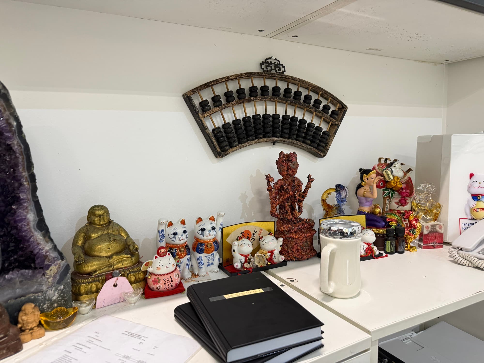 Lucky cat figurines and keepsakes on the clinic shelf